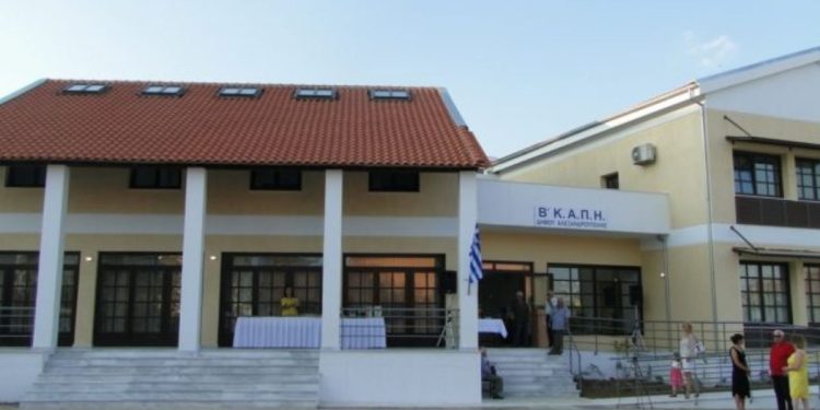 Μέλη ηλικιωμένων ενημερώνονται στα ΚΑΠΗ Αλεξανδρούπολης για εγγραφές.