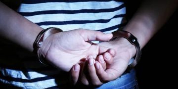 Αστυνομικός περιπολικό και κατάστημα στην Καβάλα μετά από ένοπλη ληστεία.