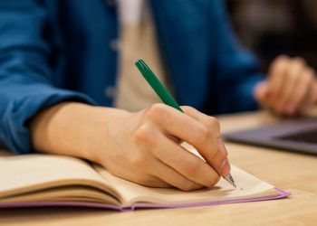 Απαντήσεις Πουκαμισάς – Νεοελληνική Γλώσσα & Λογοτεχνία ΓΕΛ 2025