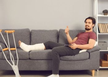 Παιδιά και γονείς συμμετέχουν σε βιωματική εκπαίδευση πρώτων βοηθειών με Προσκόπους σε ανοιχτό χώρο