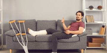 Παιδιά και γονείς συμμετέχουν σε βιωματική εκπαίδευση πρώτων βοηθειών με Προσκόπους σε ανοιχτό χώρο