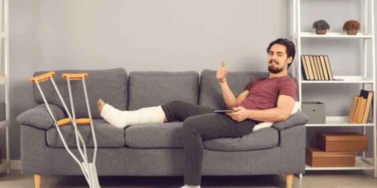 Παιδιά και γονείς συμμετέχουν σε βιωματική εκπαίδευση πρώτων βοηθειών με Προσκόπους σε ανοιχτό χώρο