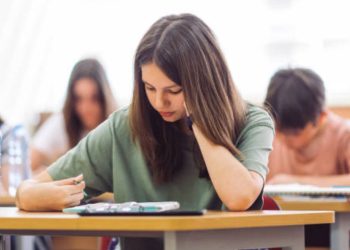 Μαθητής σε αίθουσα εξετάσεων διατηρεί την ψυχραιμία του