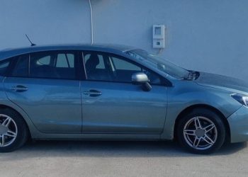 Αστυνομικοί της ΕΛ.ΑΣ. κατά τη διάρκεια ελέγχου οχήματος για παράνομη διακίνηση μεταναστών