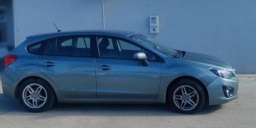 Αστυνομικοί της ΕΛ.ΑΣ. κατά τη διάρκεια ελέγχου οχήματος για παράνομη διακίνηση μεταναστών