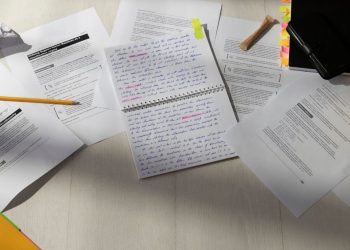 Φοιτητές εξετάζονται στις Πανελλαδικές Εξετάσεις 2025.