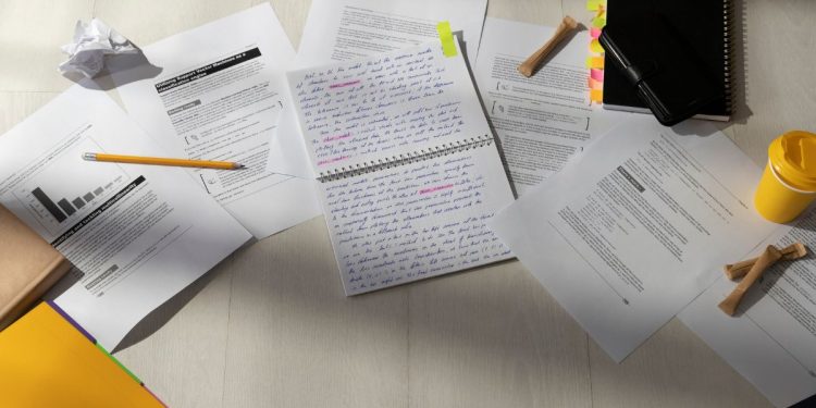Φοιτητές εξετάζονται στις Πανελλαδικές Εξετάσεις 2025.