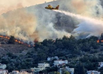 Πυροσβέστες και εναέρια μέσα επιχειρούν σε πυρκαγιά στη Χίο