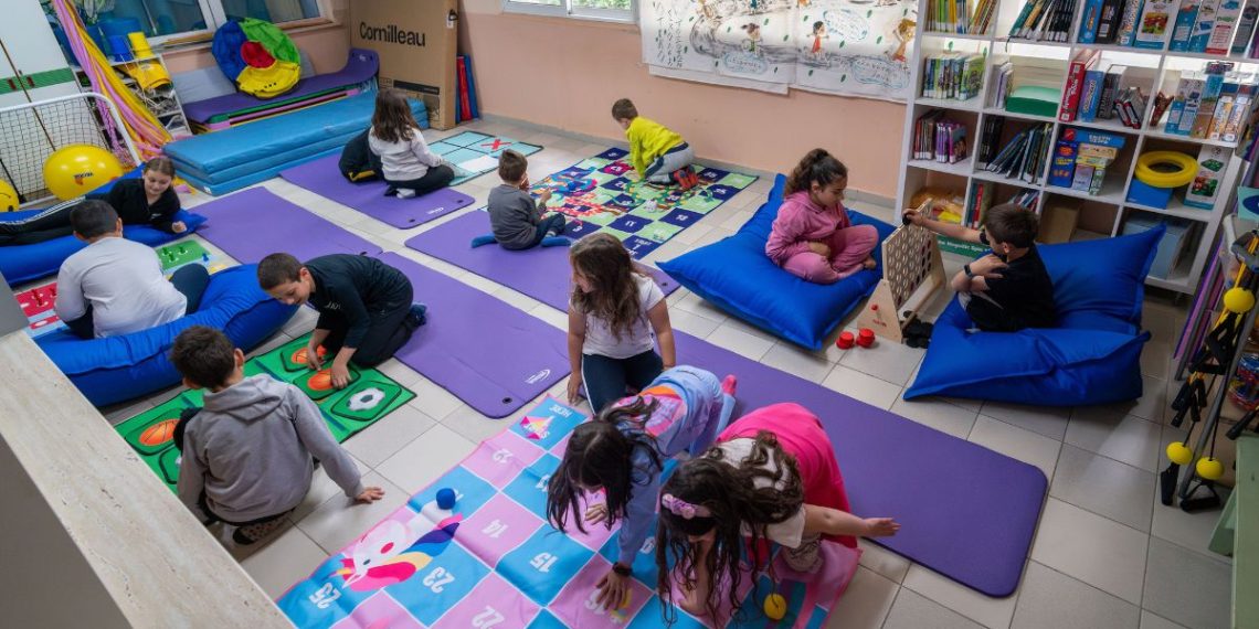 Γονείς παρακολουθούν σεμινάριο για την ψυχική υγεία παιδιών στην Κομοτηνή