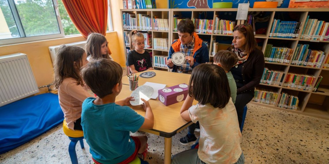 Μαθητές συμμετέχουν σε εργαστήριο STEM σε σχολείο της Θράκης με εξοπλισμό του προγράμματος «Μαζί για το Παιδί