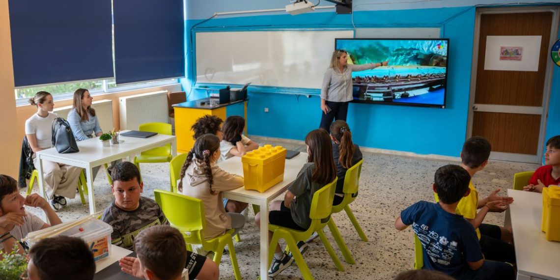 Παιδί χρησιμοποιεί εκπαιδευτικό υλικό σε αίθουσα αισθητηριακής ολοκλήρωσης στο Ειδικό Δημοτικό Εχίνου