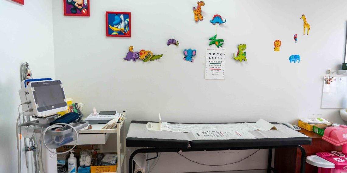 Παιδιά και εκπαιδευτικοί συμμετέχουν σε δραστηριότητα STEM σε σχολική αίθουσα στη Θράκη, στο πλαίσιο του προγράμματος Μαζί για το Παιδί