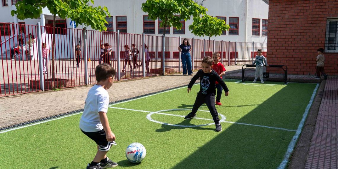 Παιδιά παίζουν με νέο εξοπλισμό ψυχοκινητικής αγωγής σε σχολείο της Ροδόπης