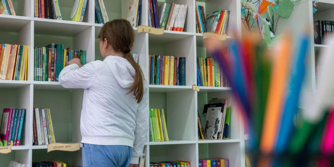 Παιδιά και εκπαιδευτικοί συμμετέχουν σε δραστηριότητα STEM σε σχολική αίθουσα στη Θράκη, στο πλαίσιο του προγράμματος Μαζί για το Παιδί