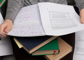 Μαθητές παρακολουθούν διαδικτυακό σεμινάριο για τη συμπλήρωση του Μηχανογραφικού Δελτίου 2025 στην Περιφέρεια Ανατολικής Μακεδονίας και Θράκης.