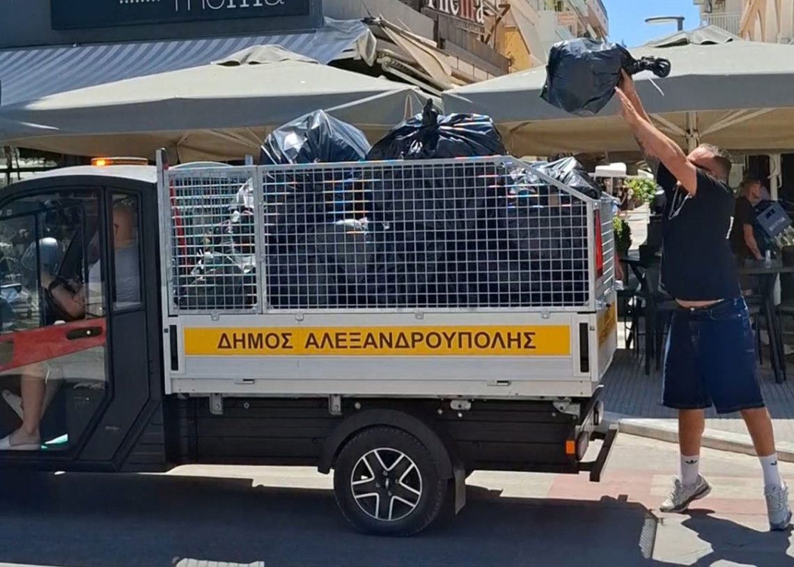 Ηλεκτρικό απορριμματοφόρο σε δρόμο της Αλεξανδρούπολης, μέρος του προγράμματος αποκομιδής «πόρτα-πόρτα».