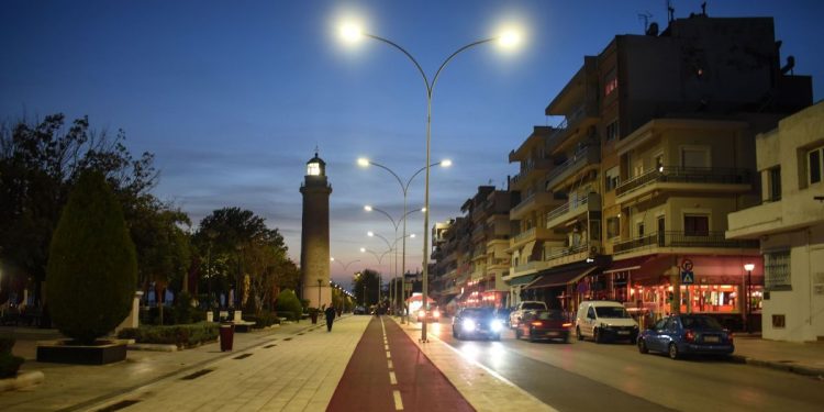 Λεωφορείο της Δημοτικής Συγκοινωνίας Αλεξανδρούπολης σε νυχτερινό δρομολόγιο στην παραλιακή ζώνη.