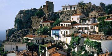 Προληπτικός οφθαλμολογικός έλεγχος σε εξέλιξη στο Κέντρο Υγείας Σαμοθράκης, μετρώντας οπτική οξύτητα.