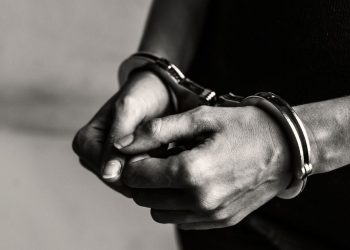 Σύλληψη 21χρονης γυναίκας από αστυνομικούς στην Κομοτηνή για ανθρωποκτονία και κλοπή οχήματος στη Ροδόπη.