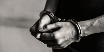 Σύλληψη 21χρονης γυναίκας από αστυνομικούς στην Κομοτηνή για ανθρωποκτονία και κλοπή οχήματος στη Ροδόπη.