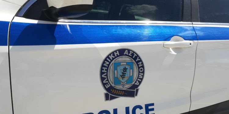Αστυνομικοί σε περιπολικό ελέγχουν οχήματα σε επαρχιακή οδό στην περιοχή της Καβάλας.