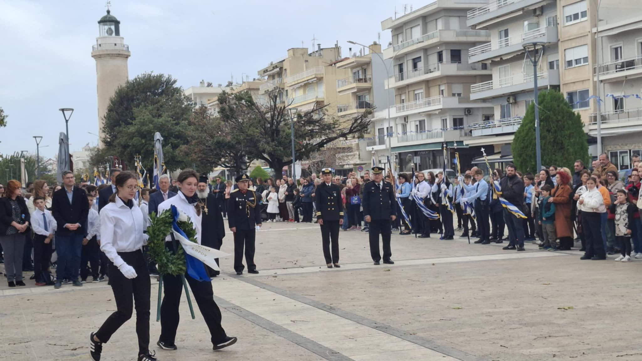 Μαθητές καταθέτουν στεφάνια στο Ηρώο της Δόμνας Βισβίζη.