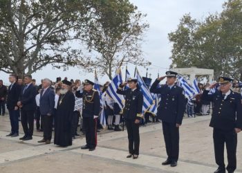 Κατάθεση στεφάνων από μαθητές για την 28η Οκτωβρίου.