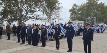 Κατάθεση στεφάνων από μαθητές για την 28η Οκτωβρίου.
