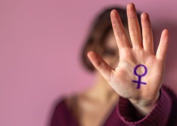 Η εκδήλωση για την Παγκόσμια Ημέρα Εξάλειψης της Βίας κατά των Γυναικών στο Θέατρο Αλίκη, με ομιλίες, θεατρικό δρώμενο και συμμετοχή φορέων και κοινού.