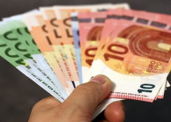 Αυξημένες οι καθαρές αποδοχές των δημοσίων υπαλλήλων λόγω μειωμένων φορολογικών συντελεστών