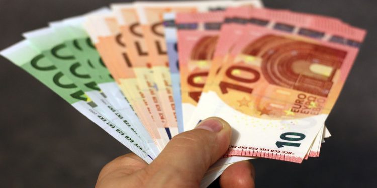 Αυξημένες οι καθαρές αποδοχές των δημοσίων υπαλλήλων λόγω μειωμένων φορολογικών συντελεστών
