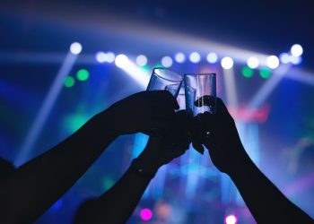 Επιχείρηση «Νυχτερινός Ποιμήν»: Προστασία ανηλίκων σε μπαρ