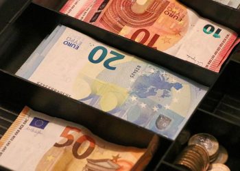 Το ευρώ υποχωρεί έναντι του δολαρίου