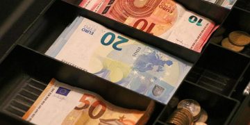 Το ευρώ υποχωρεί έναντι του δολαρίου