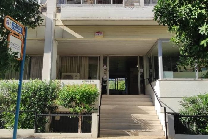 300 λευκά μπαστούνια από τη Βουλή των Ελλήνων