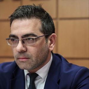 Η Βουλή των Ελλήνων χρηματοδοτεί 300 λευκά μπαστούνια για άτομα με προβλήματα όρασης.