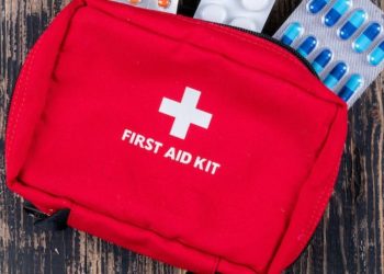 Τα απαραίτητα αντικείμενα του κιβωτίου πρώτων βοηθειών στο αυτοκίνητο