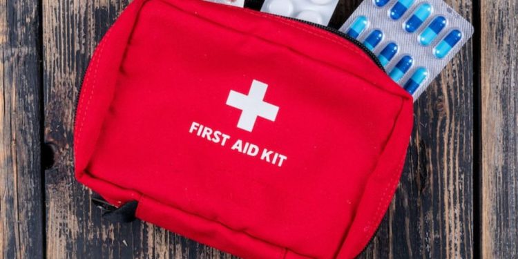 Τα απαραίτητα αντικείμενα του κιβωτίου πρώτων βοηθειών στο αυτοκίνητο