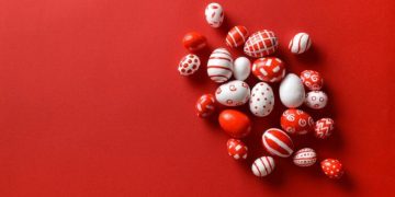 Βάψιμο αυγών και γιορτινή προετοιμασία για την Ανάσταση