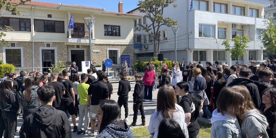 Μαθητές συμμετείχαν σε δράσεις για τις ευρωπαϊκές αξίες στην Κεντρική Πλατεία