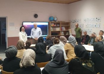 Παράδοση tablets και laptops για την ενίσχυση της εκπαίδευσης ενηλίκων και των ψηφιακών δεξιοτήτων