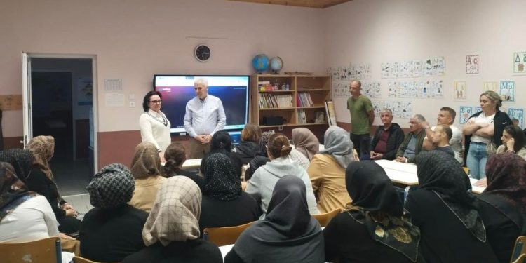 Παράδοση tablets και laptops για την ενίσχυση της εκπαίδευσης ενηλίκων και των ψηφιακών δεξιοτήτων
