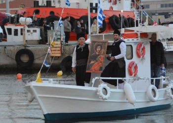 Ιστορική αναπαράσταση με την Παναγία Τριφώτισσα στο λιμάνι