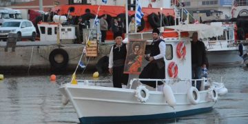 Ιστορική αναπαράσταση με την Παναγία Τριφώτισσα στο λιμάνι
