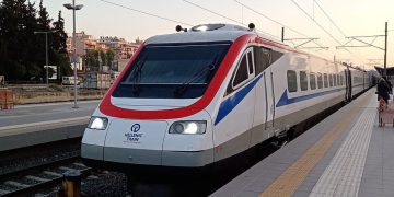 Διακοπή δρομολογίων στον Προαστιακό λόγω πυρκαγιάς