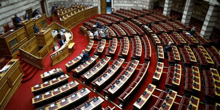 Βουλή: Εισήγηση για άρση βουλευτικής ασυλίας