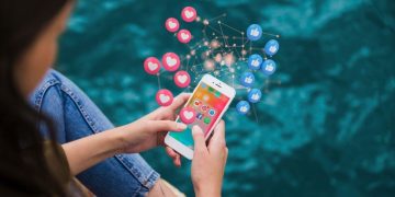 Διακοπές και digital: Πώς παραμένουν online οι Έλληνες