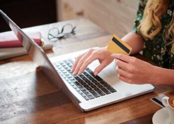 Online αγορές: Πώς πληρώνουν οι διαφορετικές γενιές