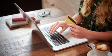Online αγορές: Πώς πληρώνουν οι διαφορετικές γενιές