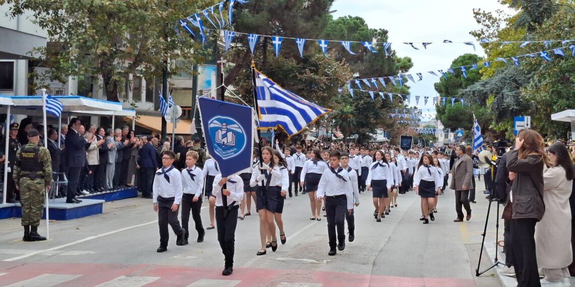Μαθητές και στρατιωτικά τμήματα τίμησαν την εθνική επέτειο